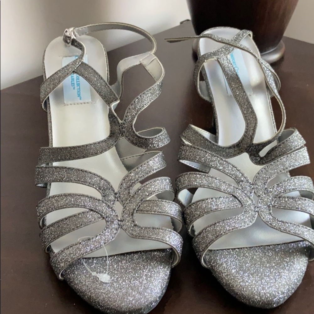 Heels (size not on shoes buts it’s true size 11)